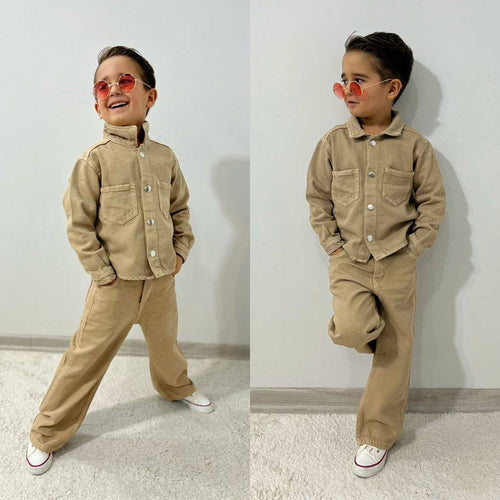 Junge trägt camelfarbenes 2-teiliges Kinder-Set mit Jeansjacke und Wide-Leg-Hose – Frontansicht | Kleiderli