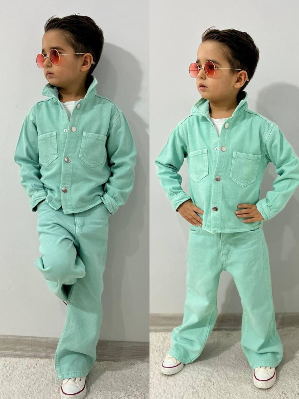 Junge trägt Mintgrünfarbendes 2-teiliges Kinder-Set mit Jeansjacke und Wide-Leg-Hose – Frontansicht | Kleiderli