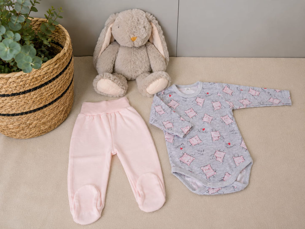 2-teiliges Baby-Set Body & Strampelhose – Rosa mit Hasen-Print | Kleiderli