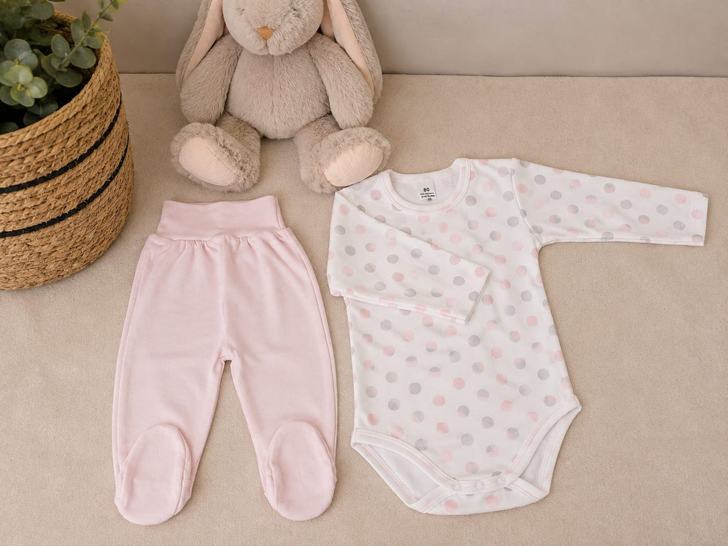 Baby Body Detailansicht – Hunde-Print auf weißem Langarmshirt | Kleiderli