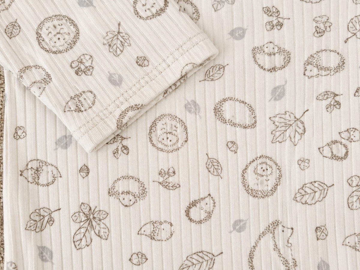 Baby Body Detailansicht – Igel & Herbstblätter-Print Nahaufnahme | Kleiderli