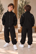Schwarzer Kinder-Jogginganzug mit Zip-Jacke und Hose, Vorder- und Rückansicht
