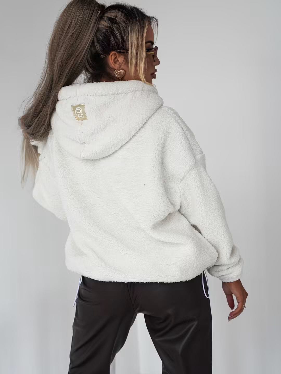 Teddy-Sweatjacke Cherry, Detailaufnahme des goldfarbenen Ring-Zippers