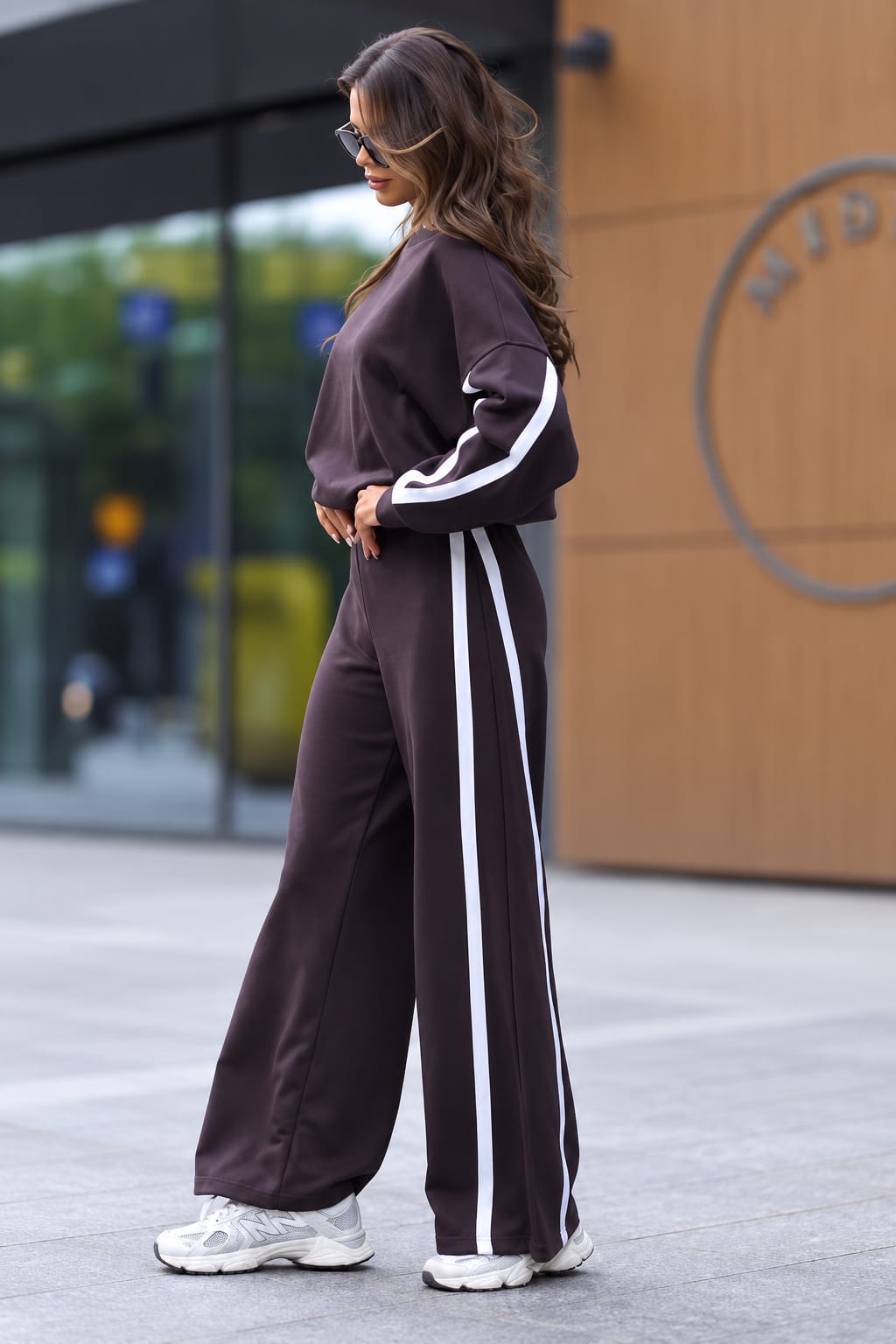 Damen Set „Vision“ in Schokobraun, zweiteiliges Oversize-Set mit weiter Hose und kontrastierenden Streifen