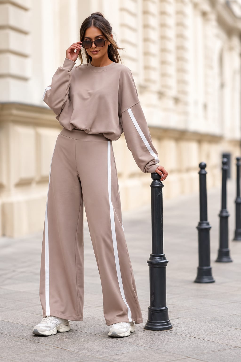 Damen Set „Vision“ in Beige, zweiteiliges Oversize-Set mit weiter Hose und kontrastierenden Streifen