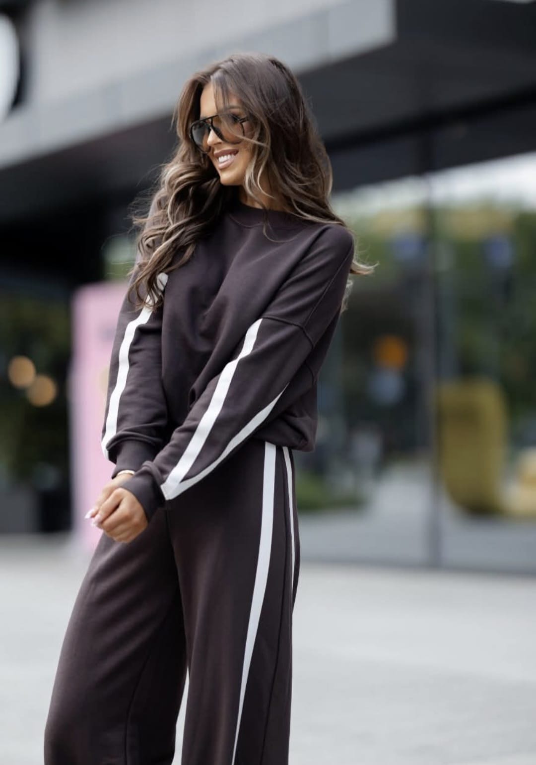 Damen Set „Vision“ in Schokobraun, zweiteiliges Oversize-Set mit weiter Hose und kontrastierenden Streifen