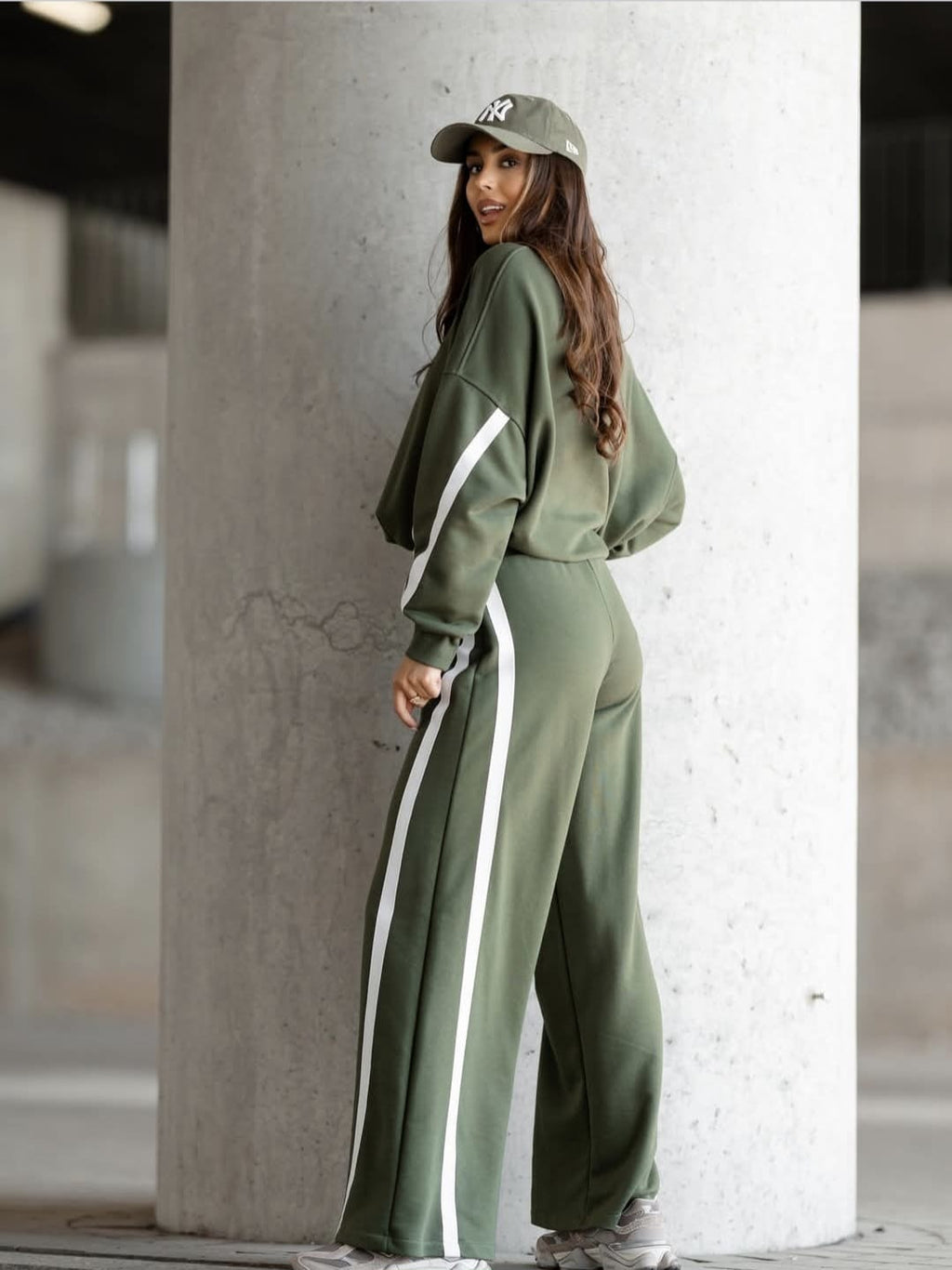 Damen Set „Vision“ in Khaki, zweiteiliges Oversize-Set mit weiter Hose und kontrastierenden Streifen