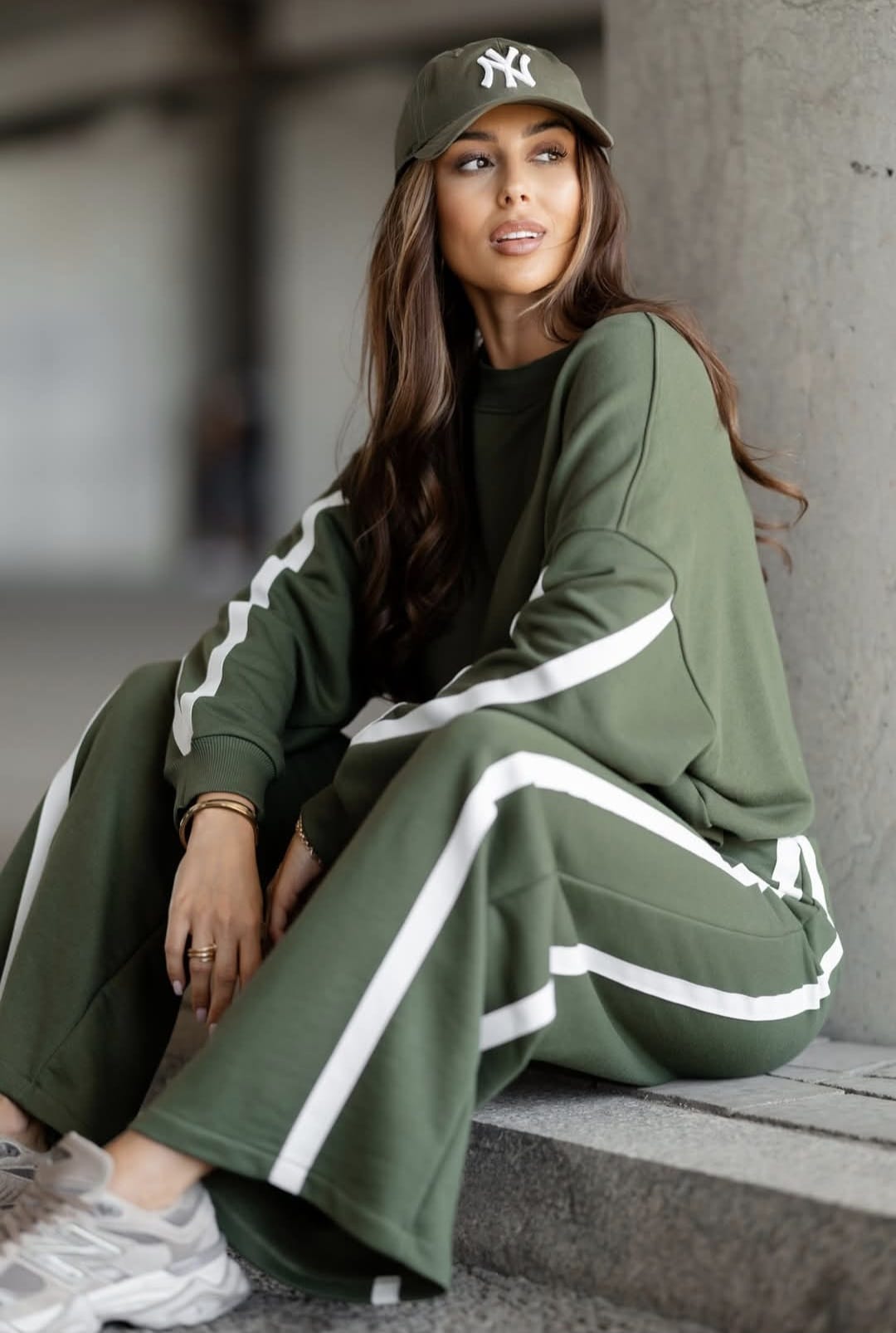 Damen Set „Vision“ in Khaki, zweiteiliges Oversize-Set mit weiter Hose und kontrastierenden Streifen