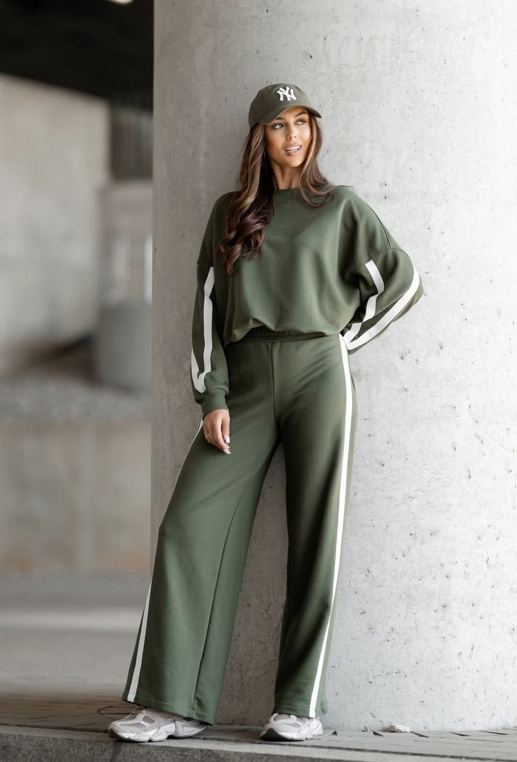 Damen Set „Vision“ in Khaki, zweiteiliges Oversize-Set mit weiter Hose und kontrastierenden Streifen
