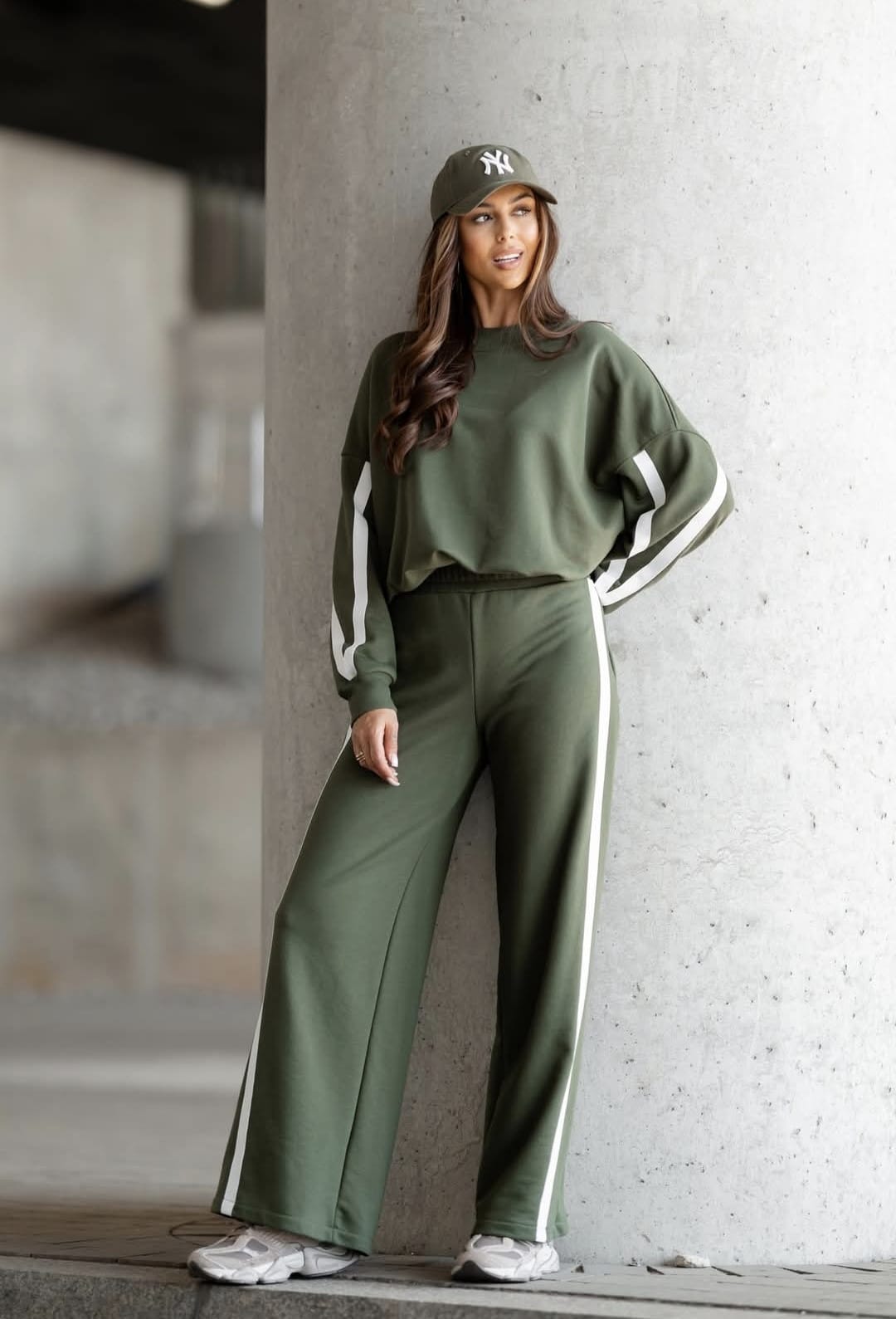 Damen Set „Vision“ in Khaki, zweiteiliges Oversize-Set mit weiter Hose und kontrastierenden Streifen