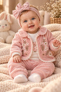 Dreiteiliges Baby-Set Little Blossom mit Jäckchen, Body und Hose.