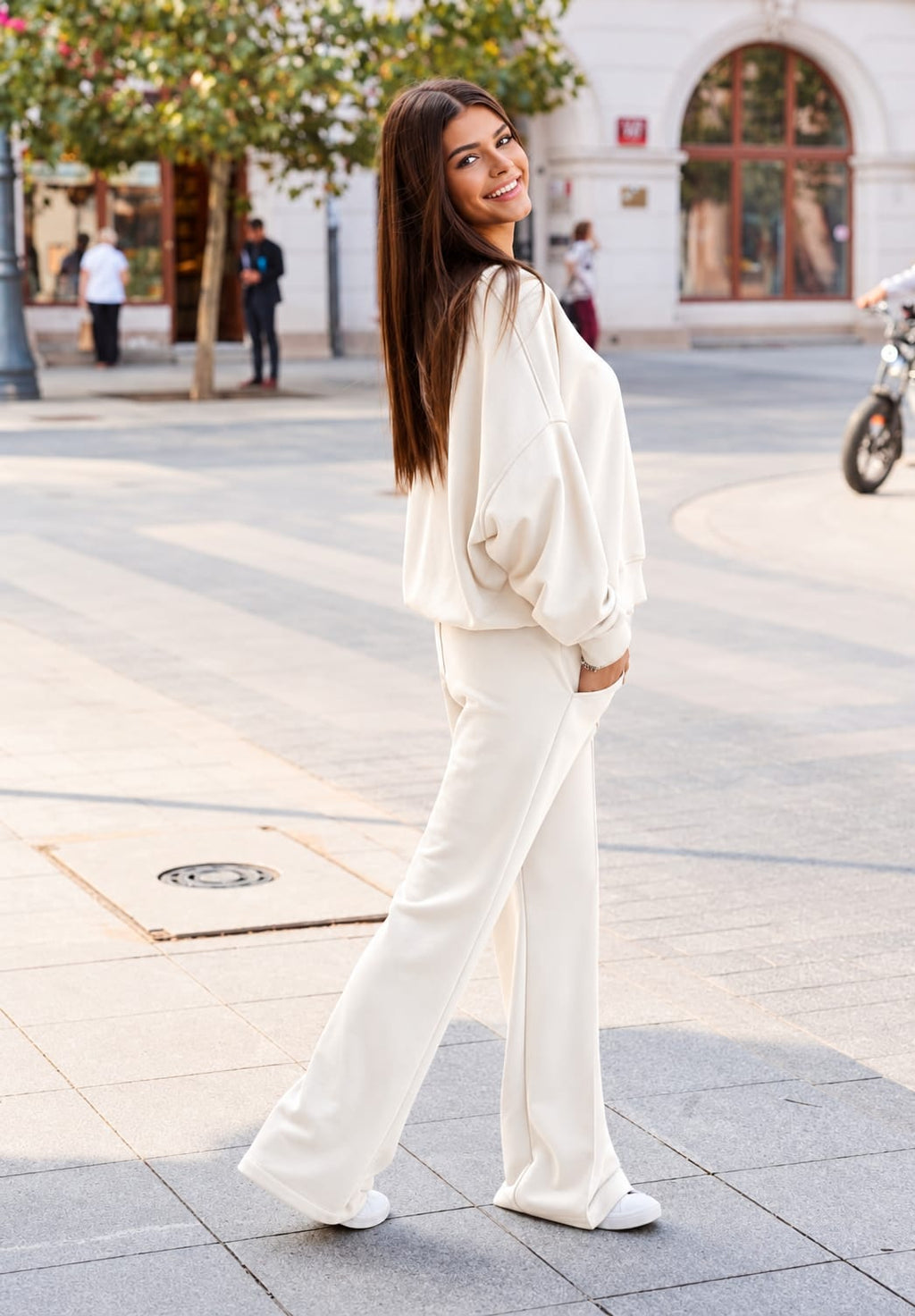 Zweiteiliges Damen-Set SARA mit Oversize-Sweatshirt und Wide-Leg-Hose.