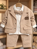 Baby-Anzug Little Gentleman in Beige mit kariertem Sakko, Hose, weißem Oberteil und Fliege