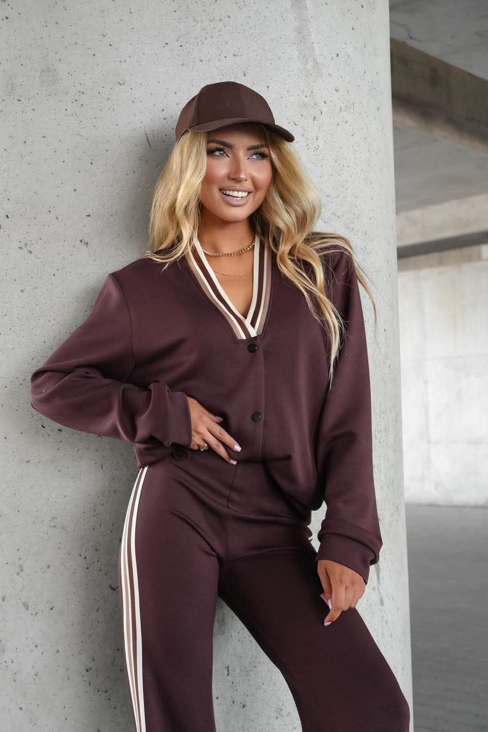 La Blanche Sporty Chic Damen-Set mit V-Ausschnitt, Knopfleiste und weiter Hose in Schokobraun