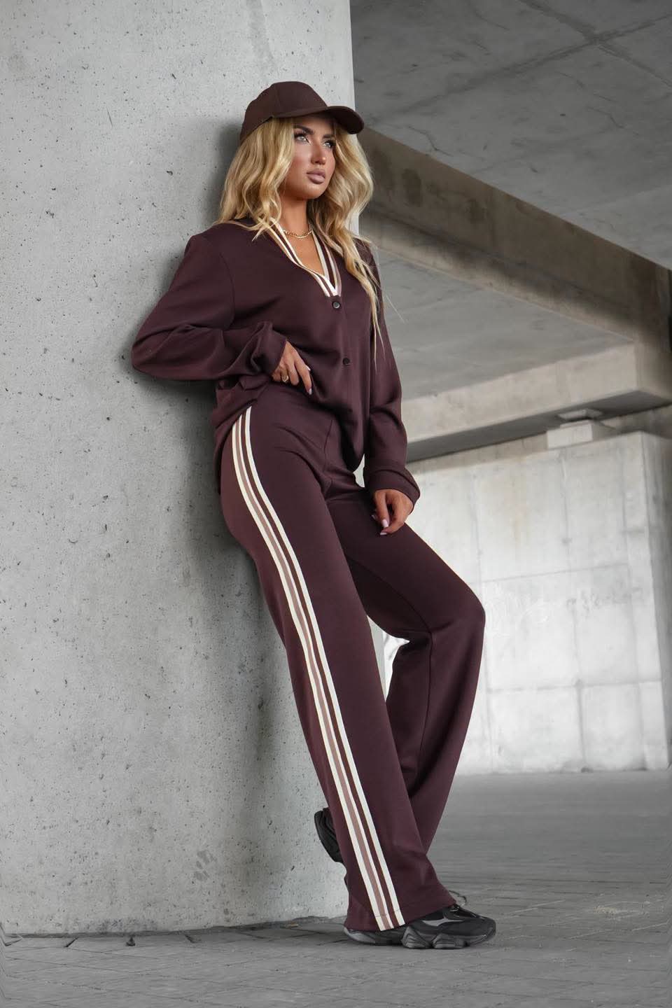 La Blanche Sporty Chic Damen-Set mit V-Ausschnitt, Knopfleiste und weiter Hose mit seitlichen Kontraststreifen in Schokobraun