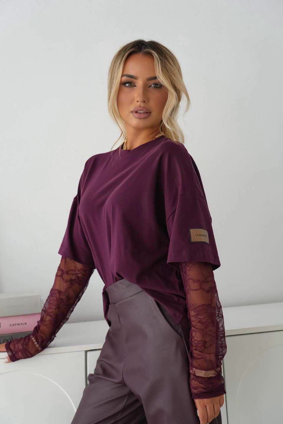 LA BLANCHE Damen-T-Shirt in Bordeaux mit Rundhalsausschnitt und langen transparenten Spitzenärmeln