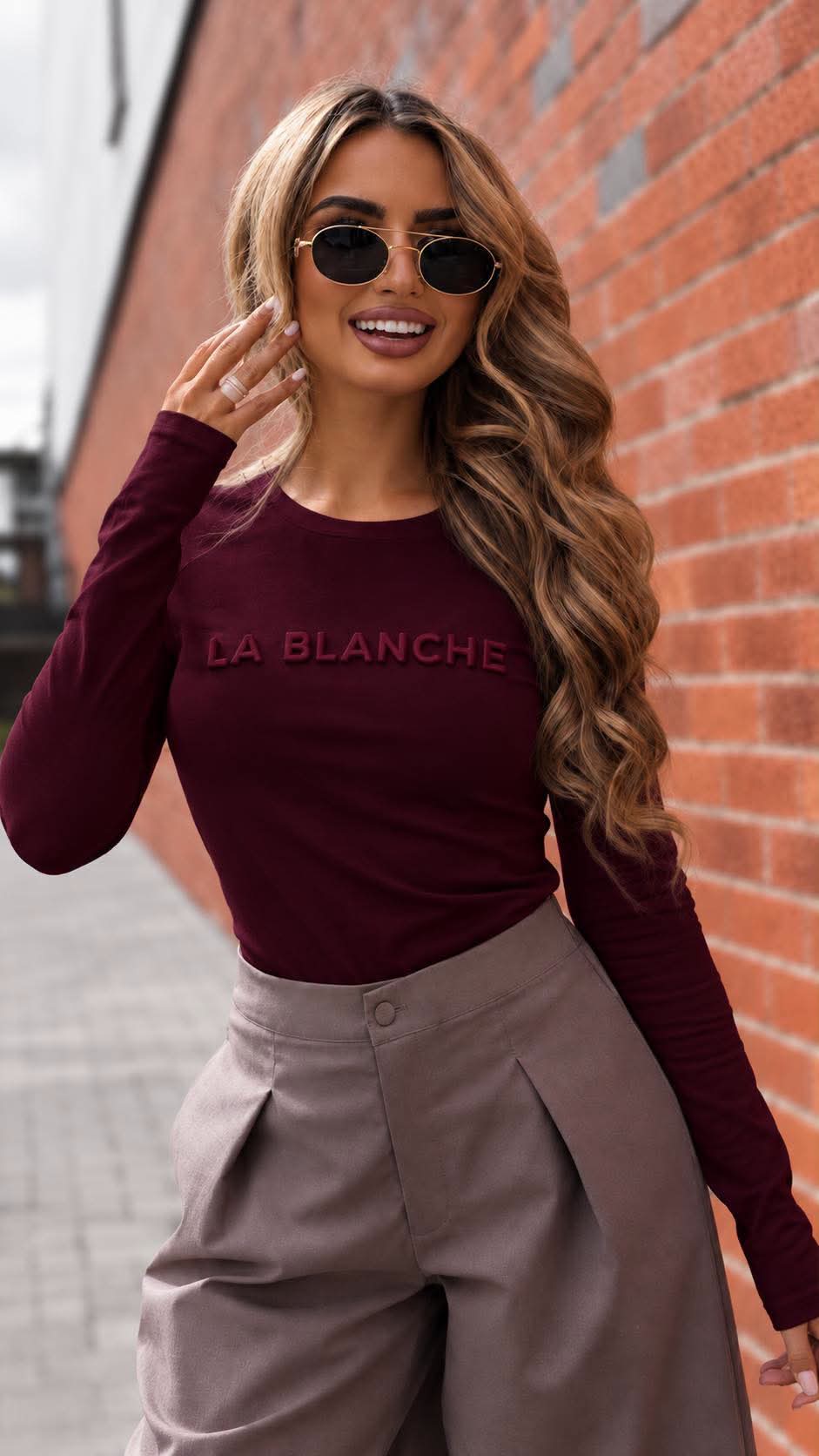 Figurbetontes LA BLANCHE Damen-Longsleeve mit Rundhalsausschnitt und erhabenem 3D-Schriftzug auf der Vorderseite in Bordeaux