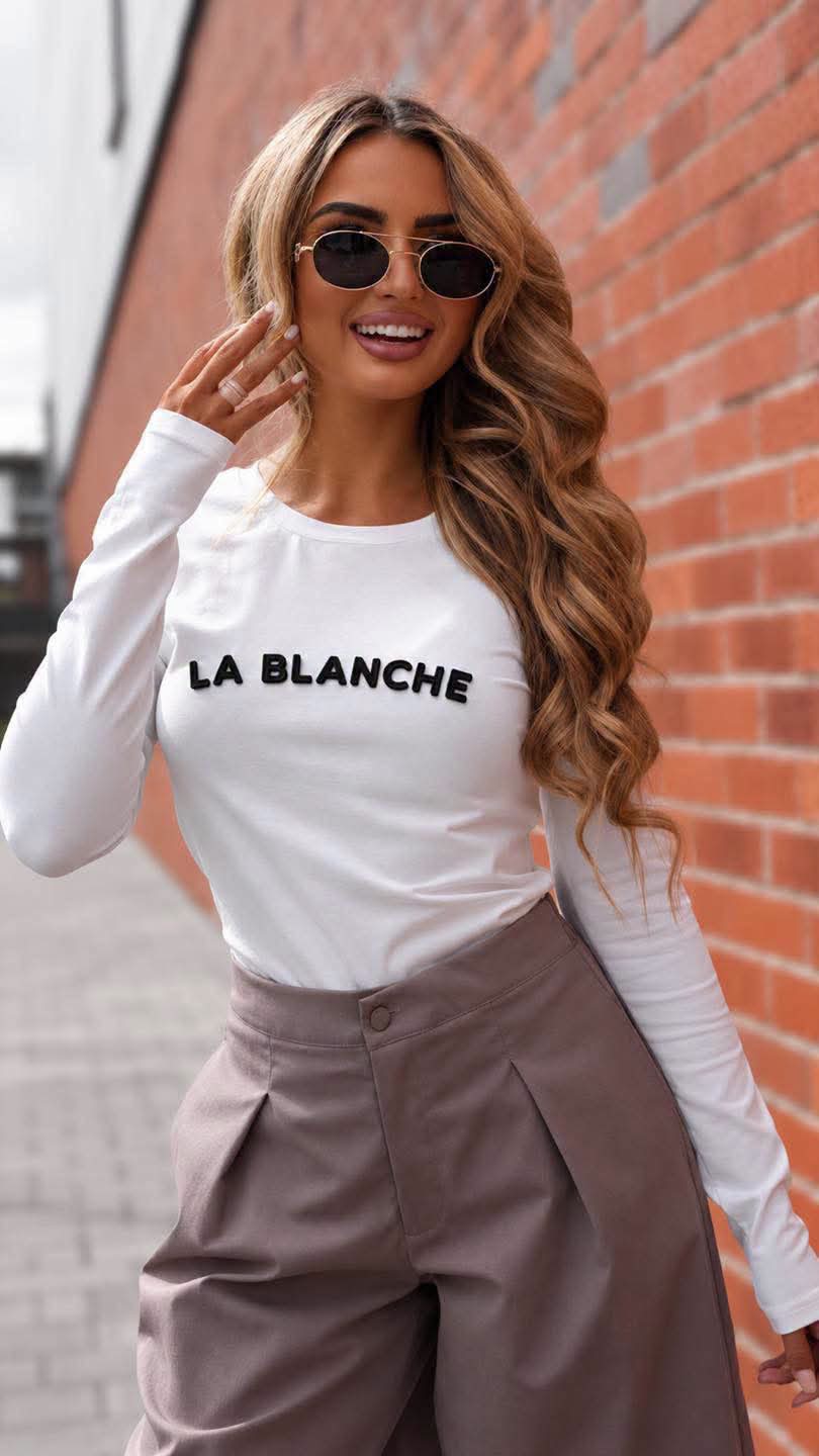 Figurbetontes LA BLANCHE Damen-Longsleeve mit Rundhalsausschnitt und erhabenem 3D-Schriftzug auf der Vorderseite