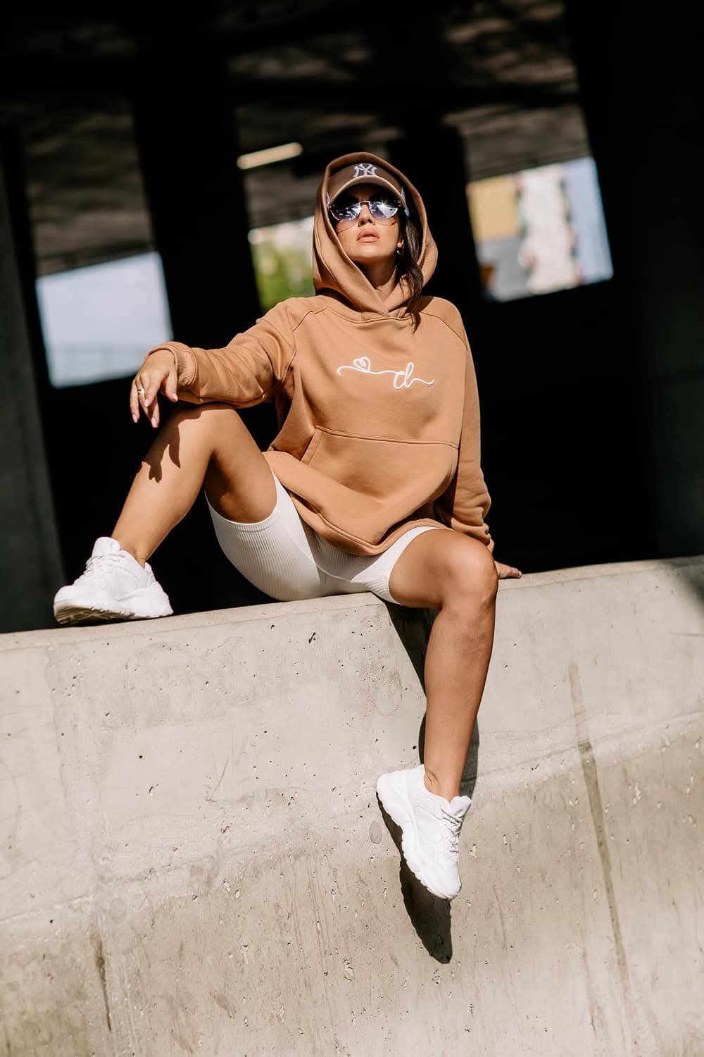 COTTONLAND Oversize-Hoodie in Toffee mit Kapuze und heller Brustverzierung, sitzend am Model gezeigt
