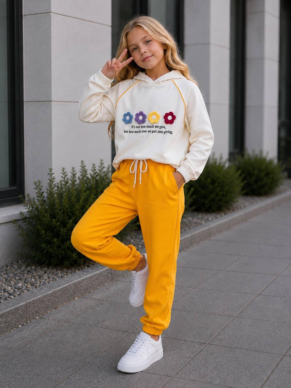 Mädchen-Set mit weißem Blumen-Hoodie und gelber Jogginghose mit Seitentaschen und Kordelzug