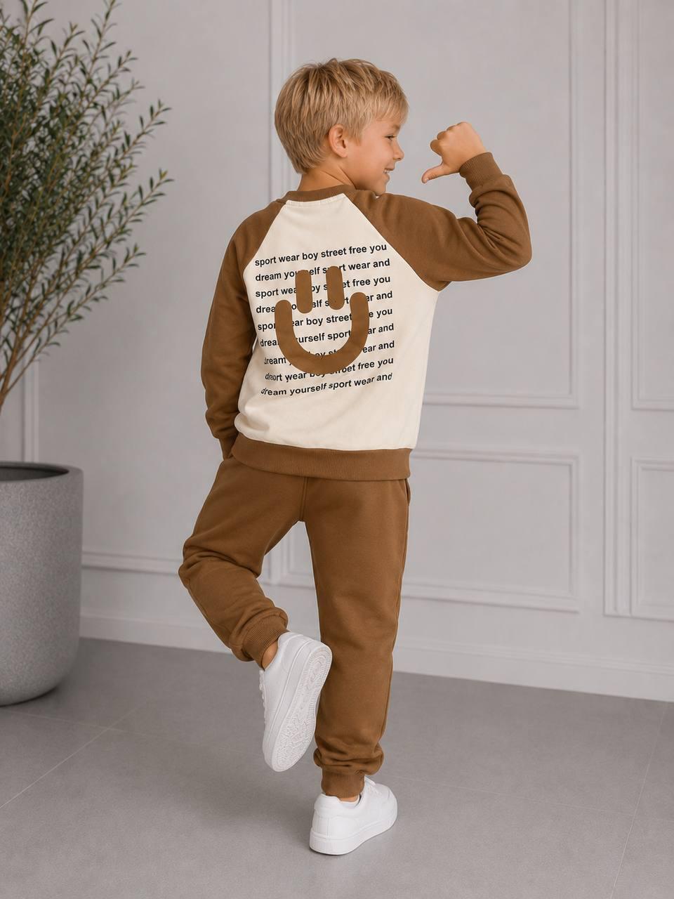 Rückansicht des braun-cremefarbenen Jungen-Sweatsets Happy Street mit großem Smiley und Schriftzügen auf dem Sweatshirt.