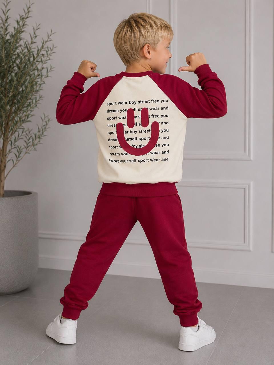 Rückansicht des bordeauxrot-cremefarbenen Happy Street Sweatsets mit Smiley-Print und Schriftzügen auf dem Rücken.