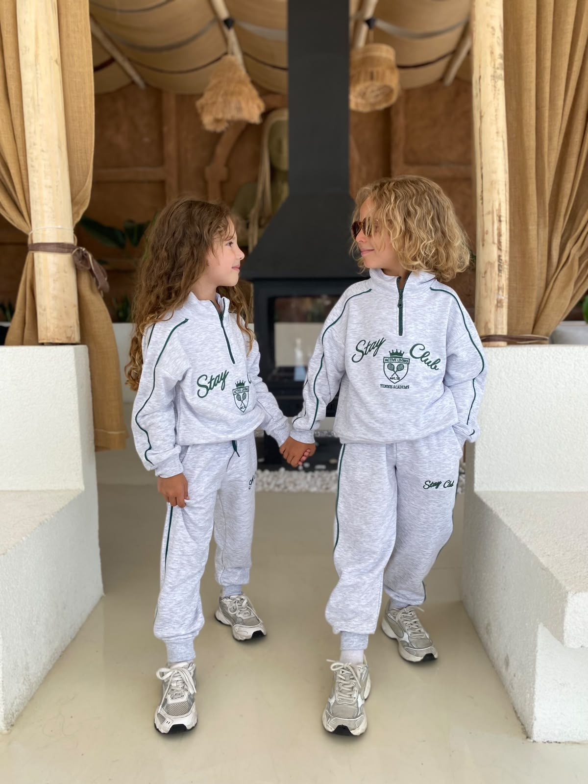 Stay Club Kids Set: hellgrauer 2-Teiler aus Sweat mit Stehkragen, Reißverschluss und Jogginghose, von vorne getragen.