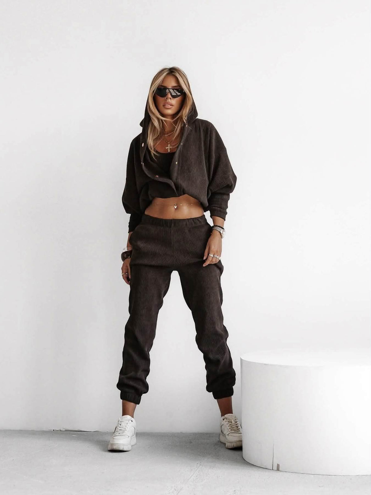 Schokoladebraunes 3-Teiler Ripp-Set mit Kapuzenjacke, Hose und weißen Sneakern