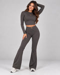 Graues MILLAGRO Damen-Set in Frontansicht mit Rundhals-Crop-Top, langen Ärmeln und ausgestellten Hosenbeinen.