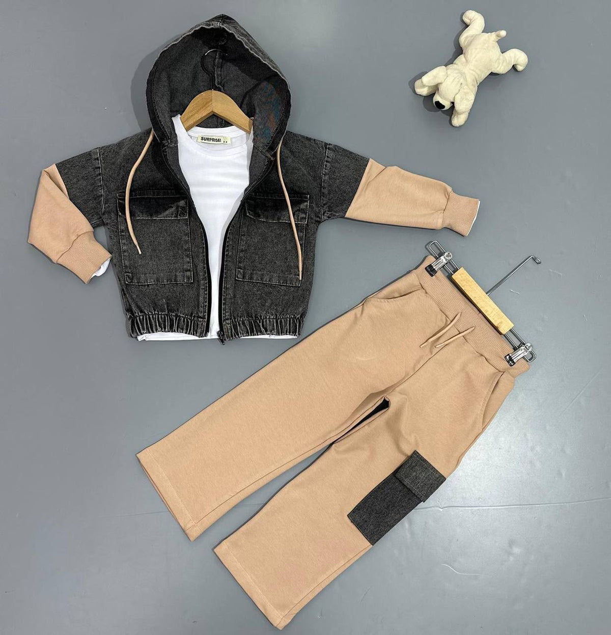 3-teiliges Mädchen-Set mit anthrazitfarbener Kapuzenjacke mit beigen Ärmeln, weißem T-Shirt und beiger Wide-Leg-Hose mit Kontrasttasche