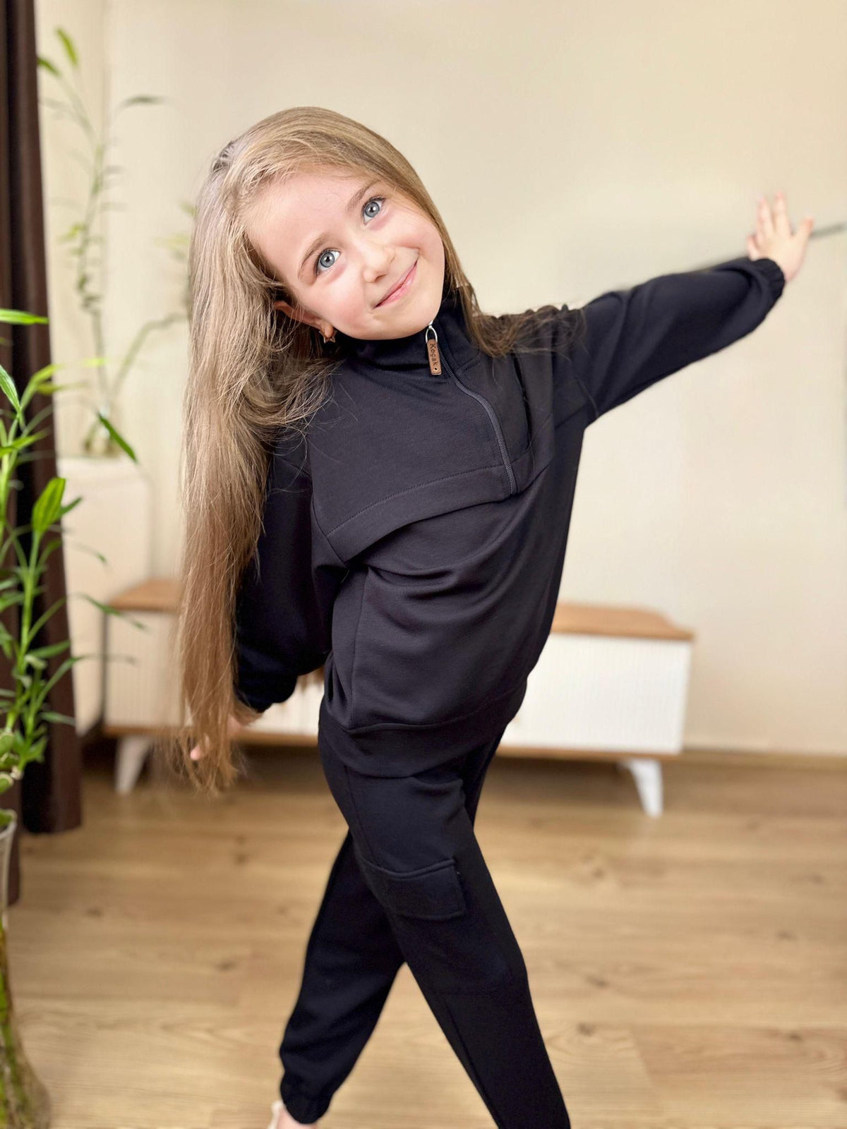 Schwarzes Kinder-Cargo-Set am Mädchen mit Stehkragen, kurzem Zipper und aufgesetzter Beintasche