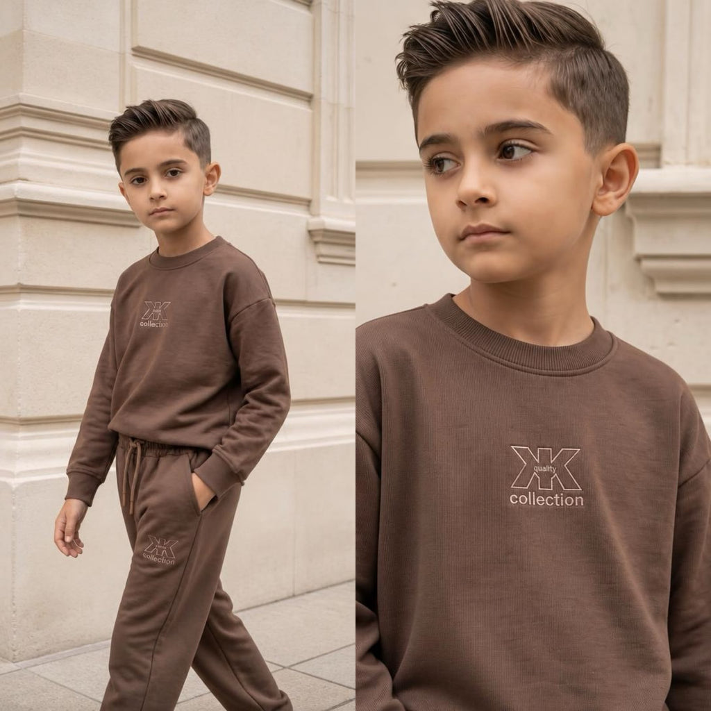 Schokobrauner X Collection Trainingsanzug am Jungen, Gesamtansicht und Nahaufnahme des Sweatshirts mit Rundhalsausschnitt und Logo