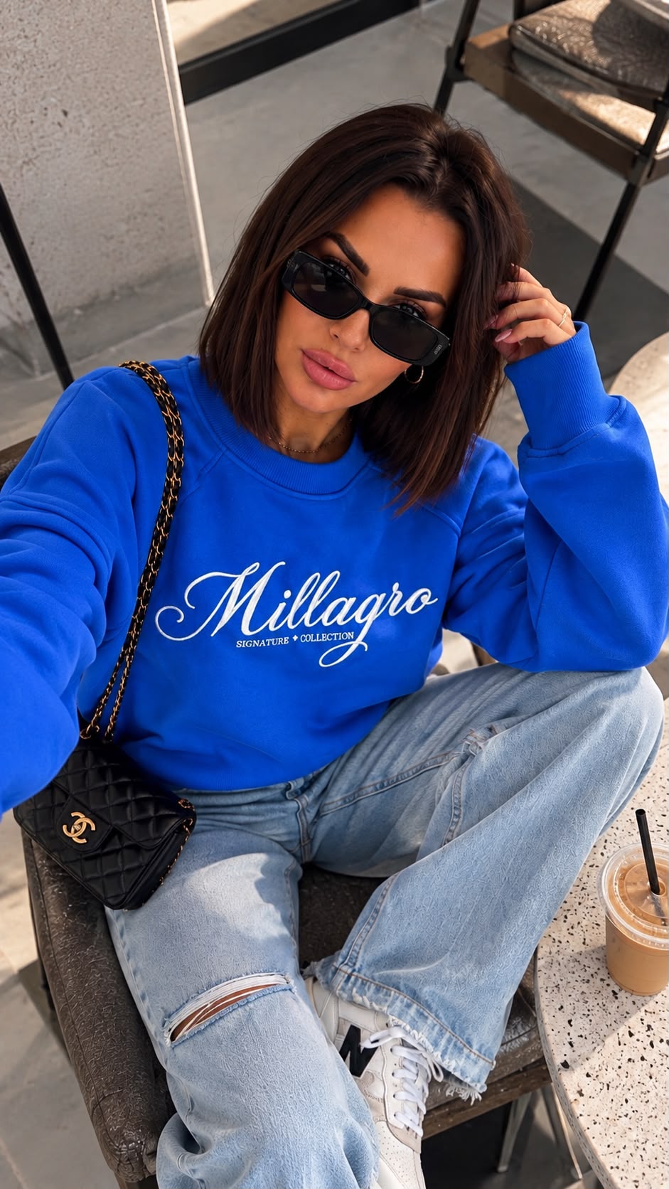 Vorderansicht des royalblauen MILLAGRO Sweatshirts mit weißem Signature-Collection-Schriftzug und Rippbündchen.