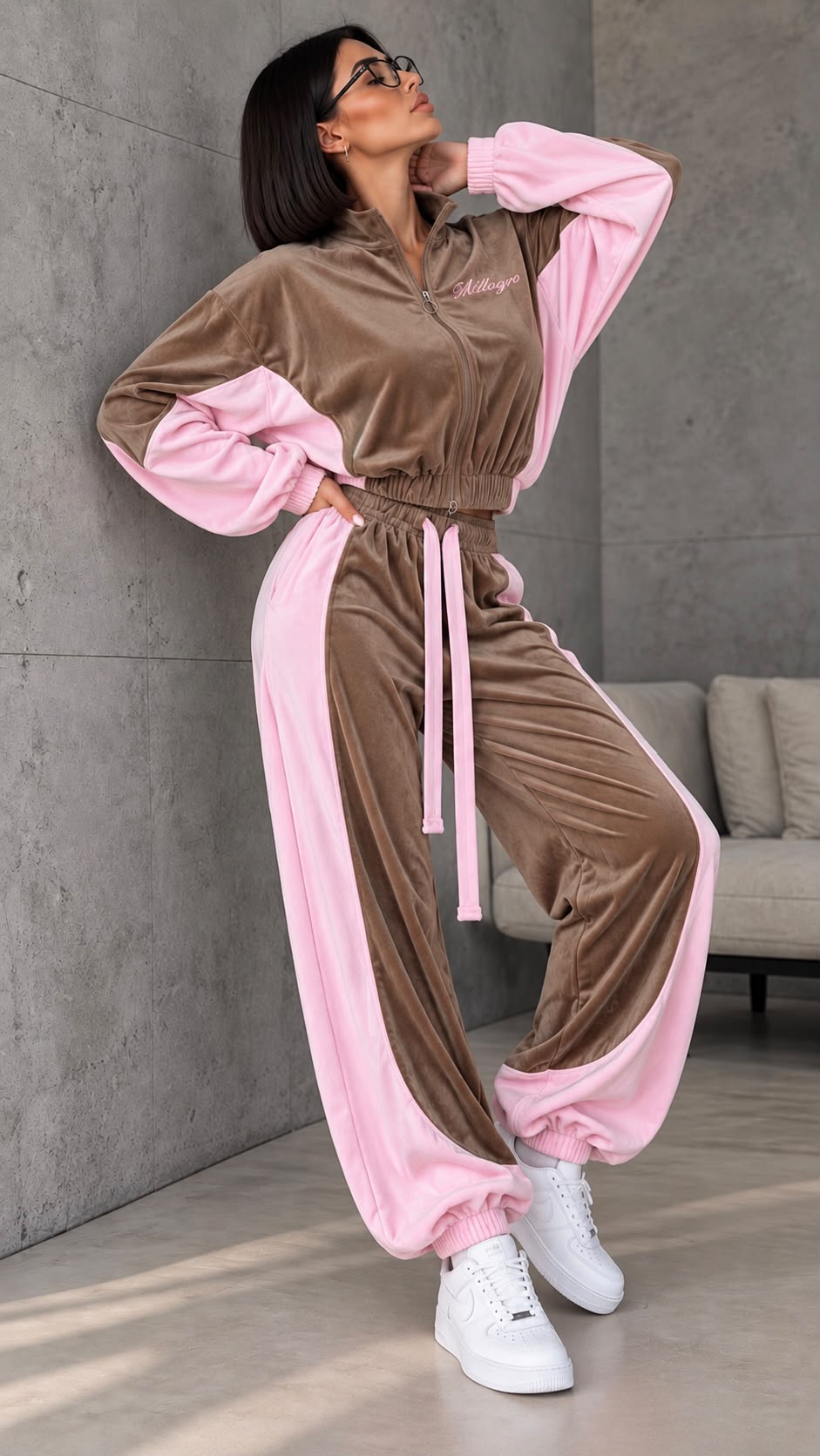 MILLAGRO Damen-Velours-Set in Bordeaux und Rosa mit Zip-Jacke und lockerer Hose, stehend gezeigt.