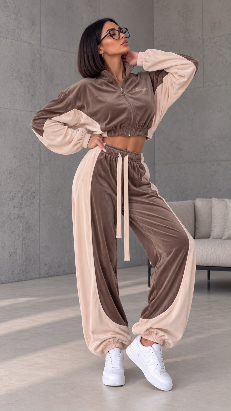 MILLAGRO Damen-Velours-Set in Taupe und Creme mit kurzer Zip-Jacke und weiter Jogginghose, stehend gezeigt.