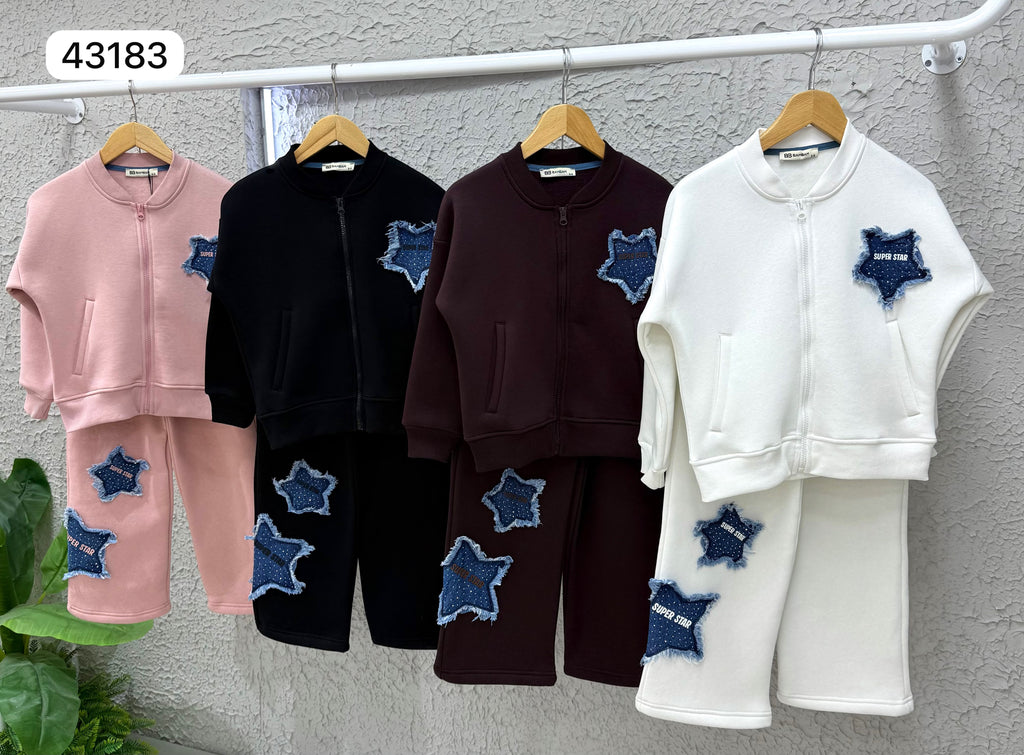 Vier zweiteilige Super-Star-Kinder-Sets mit Denim-Sternen in Altrosa, Schwarz, Dunkelbraun und Weiß.