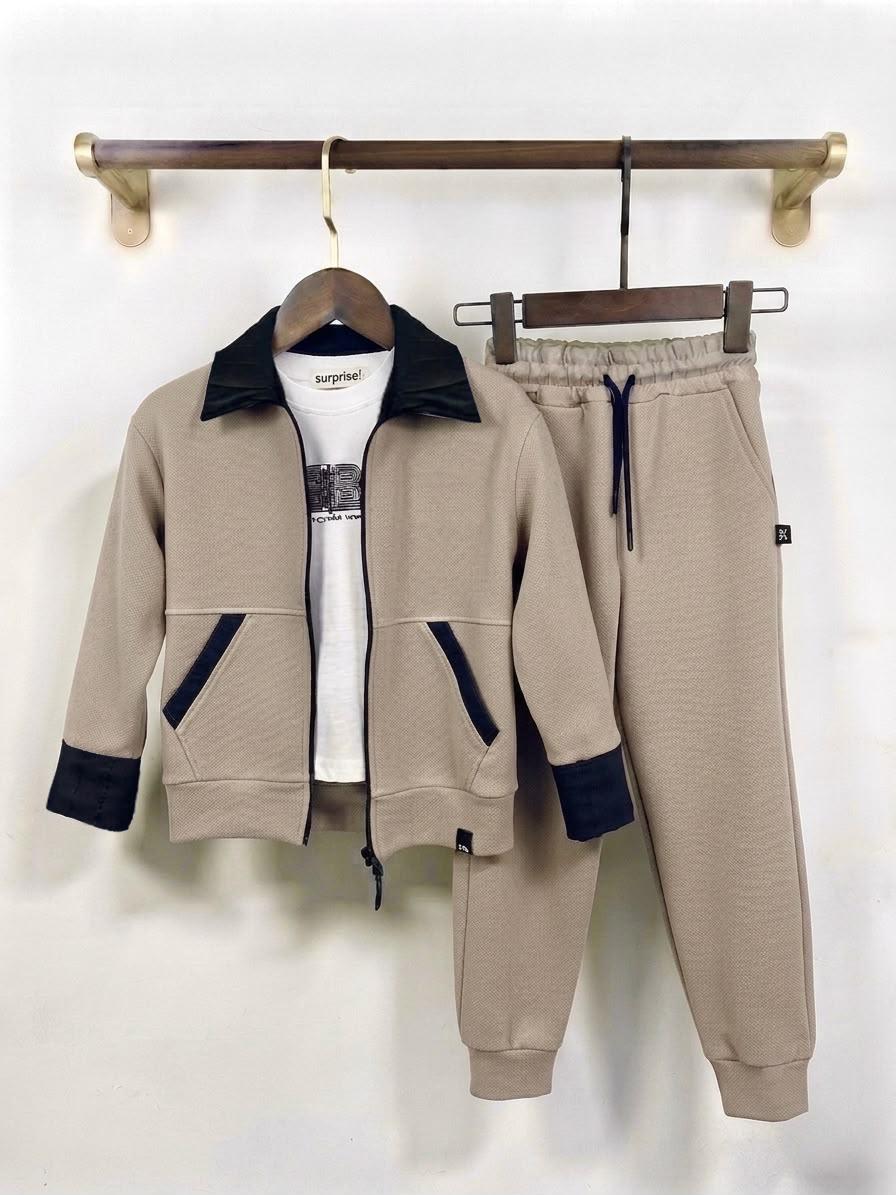 3-teiliges Set: Jacke, T-Shirt und Hose, Vorderseite, Beige
