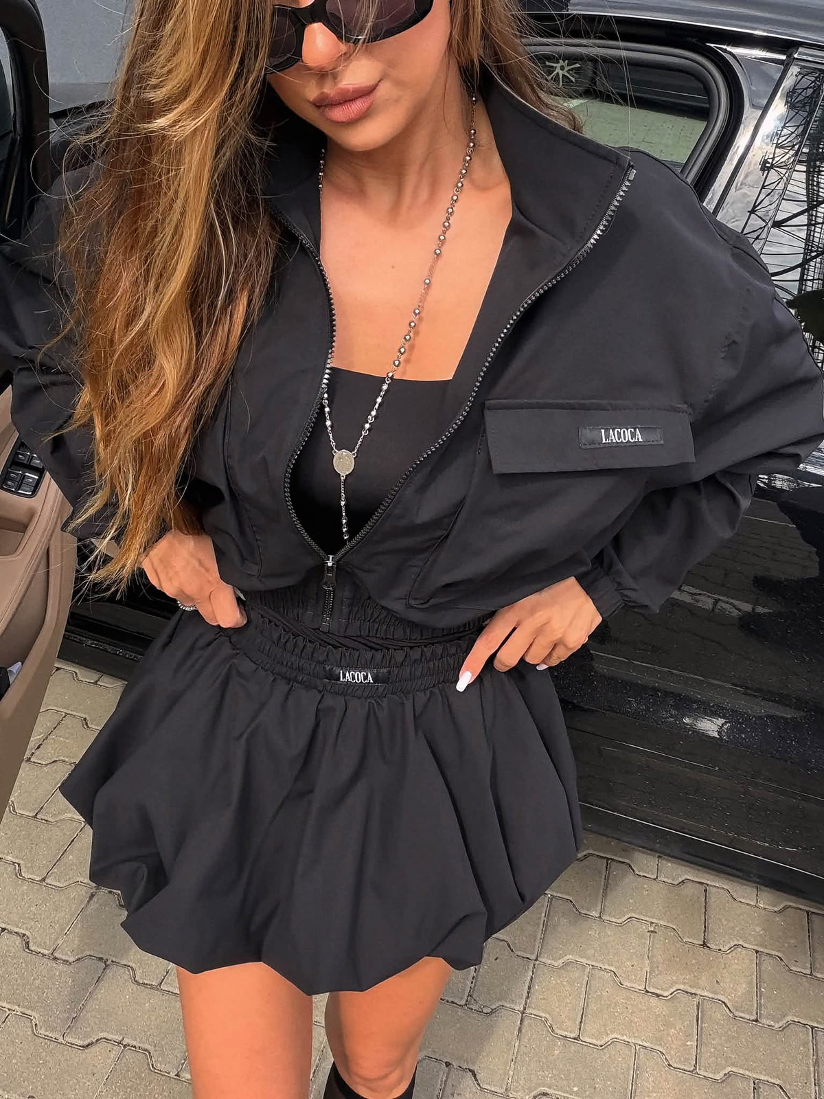 Schwarze Ballon-Shorts by La Coca von vorne mit voluminöser Rock-Optik