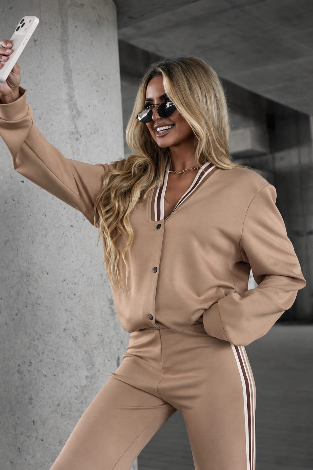 La Blanche Sporty Chic Damen-Set mit V-Ausschnitt, Knopfleiste und weiter Hose mit seitlichen Kontraststreifen
