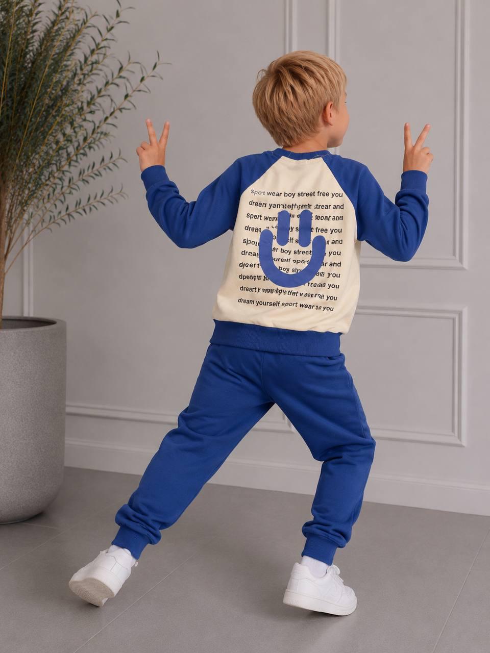 Rückansicht des blau-cremefarbenen Happy Street Sweatsets mit blauem Smiley und schwarzen Schriftzügen auf dem Rücken.