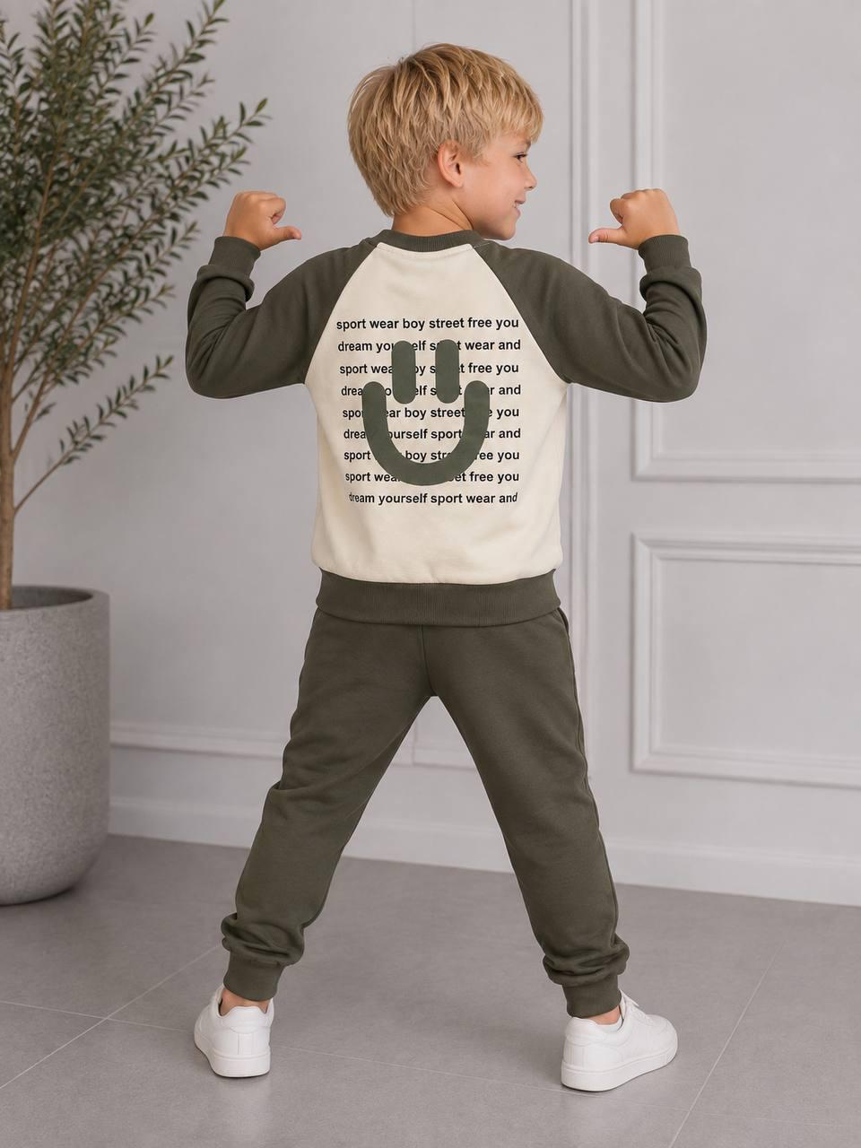 Rückansicht des khaki-cremefarbenen Jungen-Sweatsets Happy Street mit großem khakifarbenem Smiley und schwarzen Schriftzügen auf dem Sweatshirt.