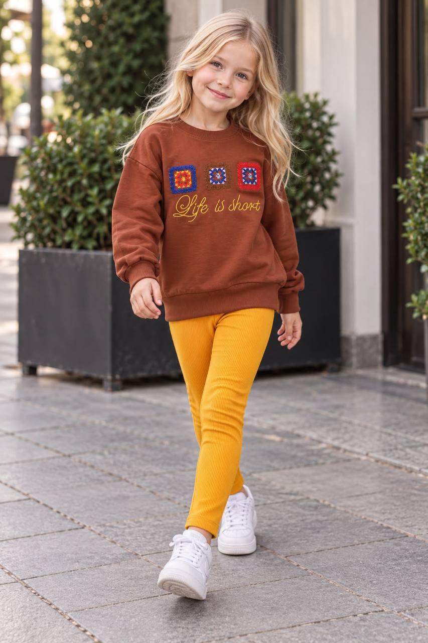 Hellbraun/Senfgelb: Mädchen-Set „Life is Short“ mit hellbraunem Sweatshirt, bunten quadratischen Motiven und senfgelber Leggings