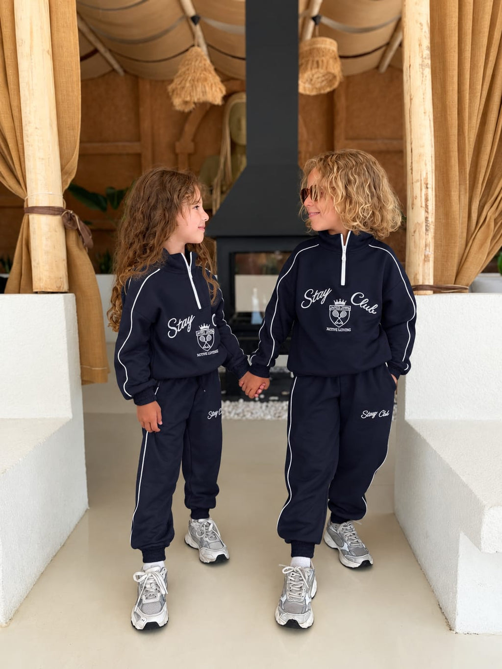 Stay Club Kids Set: schwarzer 2-Teiler aus Sweat mit Stehkragen, Reißverschluss und Jogginghose, von vorne getragen