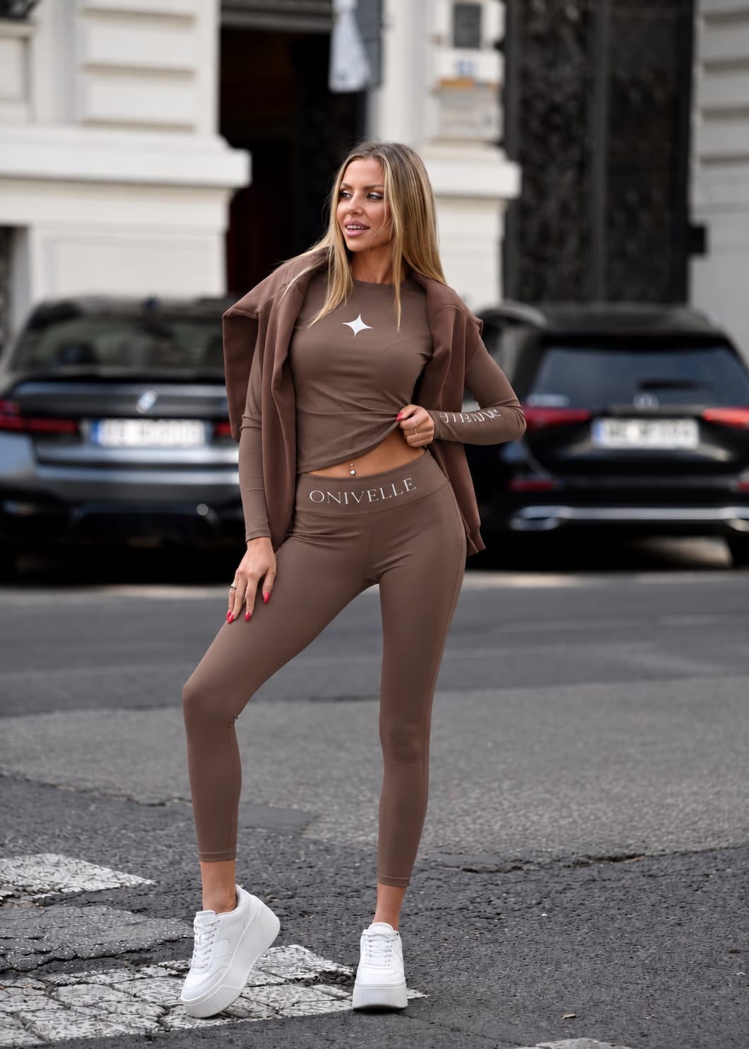 Figurbetonte ONIVELLE Leggings in Braun mit sichtbarem Schriftzug am Bund, am Model in Vorderansicht.