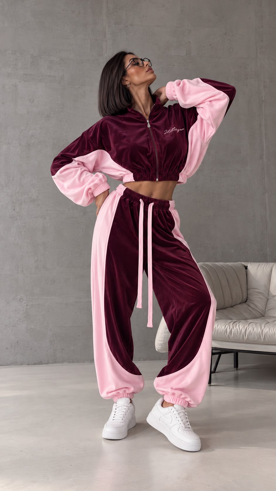 MILLAGRO Damen-Velours-Set in Bordeaux und Rosa mit Zip-Jacke und lockerer Hose, stehend gezeigt.
