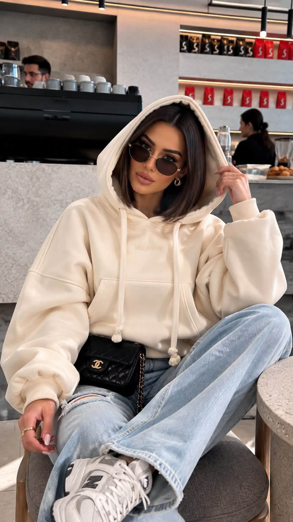 MILLAGRO MONROU Damen-Hoodie in Creme mit aufgesetzter Kapuze, Kängurutasche und lockerem Schnitt.