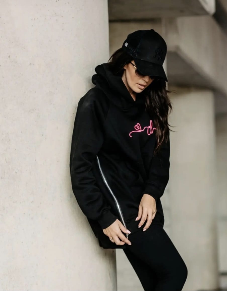 Seitliche Ansicht des schwarzen COTTONLAND Hoodies mit silberfarbenem Reißverschluss und längerem Rückenteil
