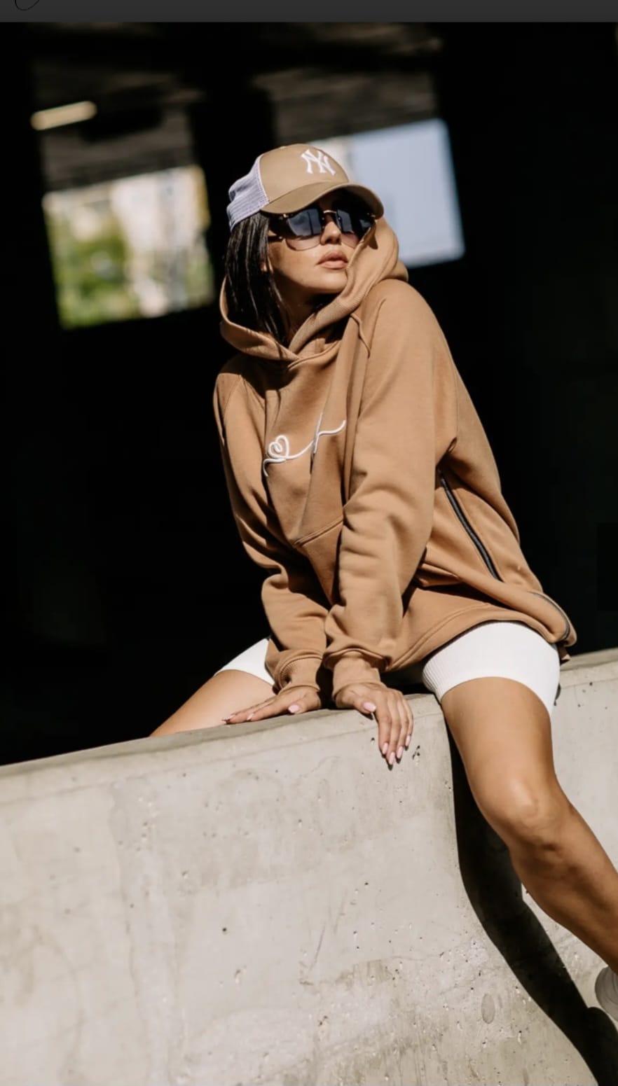 COTTONLAND Damen-Hoodie in Toffee mit seitlichem Reißverschluss und lockerem Schnitt am Model