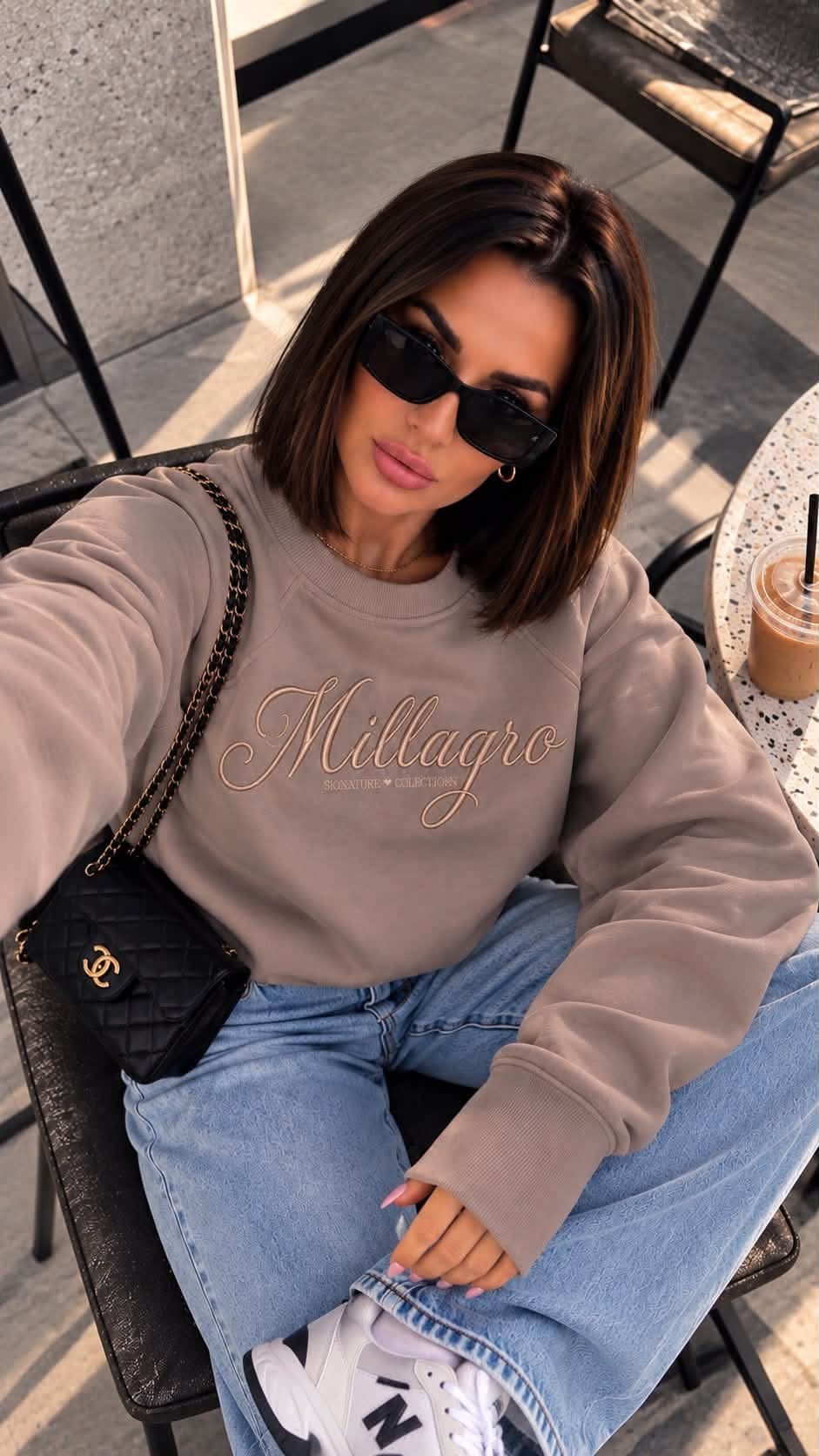 MILLAGRO Damen-Sweatshirt in Taupe mit Logo-Stickerei und langen Ärmelbündchen, aus erhöhter Perspektive gezeigt.