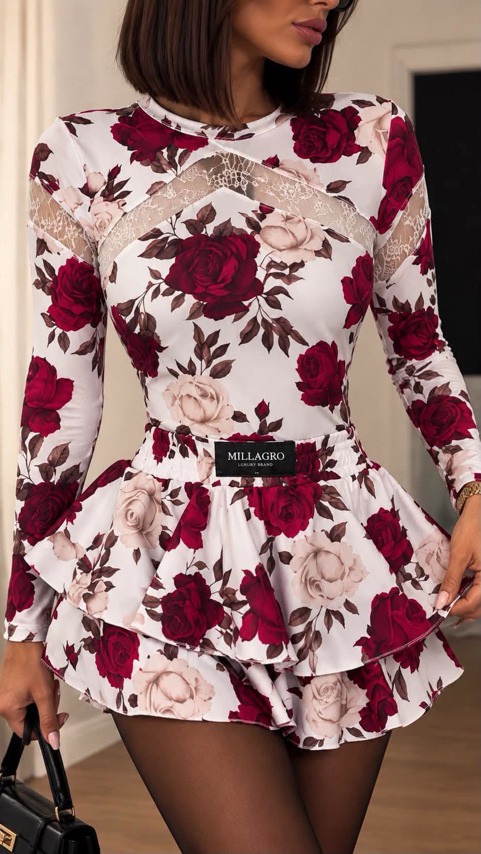 MILLAGRO Damen-Langarmshirt in Weiß mit Rosenprint und heller Spitze an Brust und Oberarmen, Nahansicht.